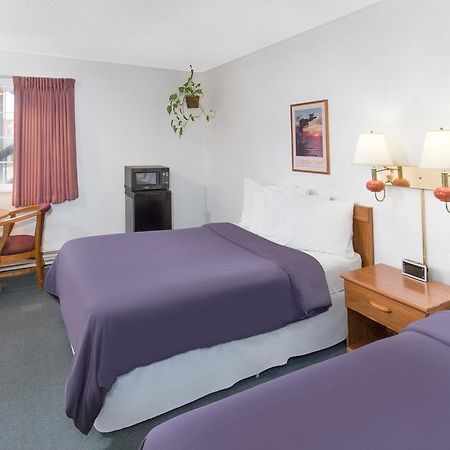 كريسينت سيتي Redwood Inn المظهر الخارجي الصورة
